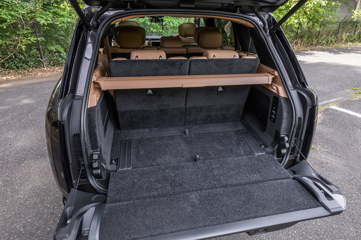 3列目シートを使用した際の荷室の様子。この状態での荷室容量は312リッター、3列目シートを倒した状態では同1061リッター、2列目と3列目を倒した場合は同2601リッターとなる。今回の試乗車には、テールゲート下部をベンチ代わりに使用できるレザークッション付きの「テールゲートイベントスイート」が組み込まれていた。