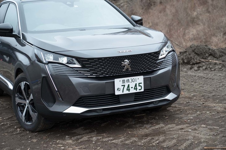 マイナーチェンジでフロントまわりが大きく変わった「プジョー3008」。グリルがフレームレスになり、ヘッドランプには縦に長く伸びるデイタイムランニングライトが備わった。