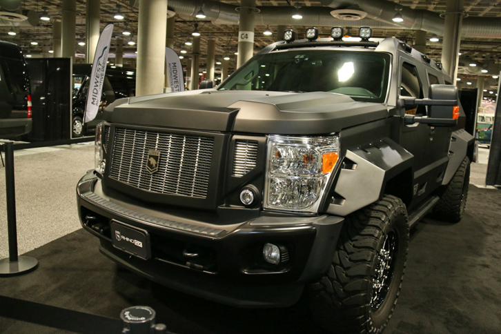 カリフォルニア州ランチョクカモンガをベースとする、US SPECIALTY VEHICLES（スペシャルティー ビークルズ）社が製造する豪華SUV「ライノGX」。エンジンを含めベースとなっているのは「フォードF-450」で、価格は19万4000ドル（約2289万円）から。