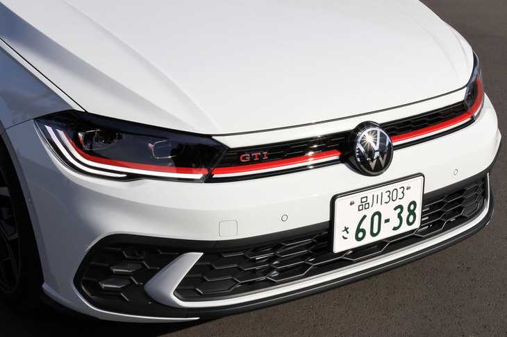 本国での発表より1年と5カ月、2022年11月に日本に導入された「ポロGTI」のマイナーチェンジモデル。ベースモデルにならい、フロントマスクの意匠が大きく変更された。