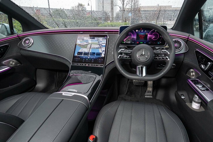 「EQE350＋」では助手席前方にも画面をレイアウトしてダッシュボード全体をガラスで覆った「MBUXハイパースクリーン」は選べない。グレーのパネルには小さなスリーポインテッドスターがあしらわれる。