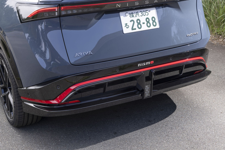 リアバンパーも専用デザインで、下部はディフューザーのような形状に。車両全体では空気抵抗を増やすことなく最大ダウンフォース量を増大させている。