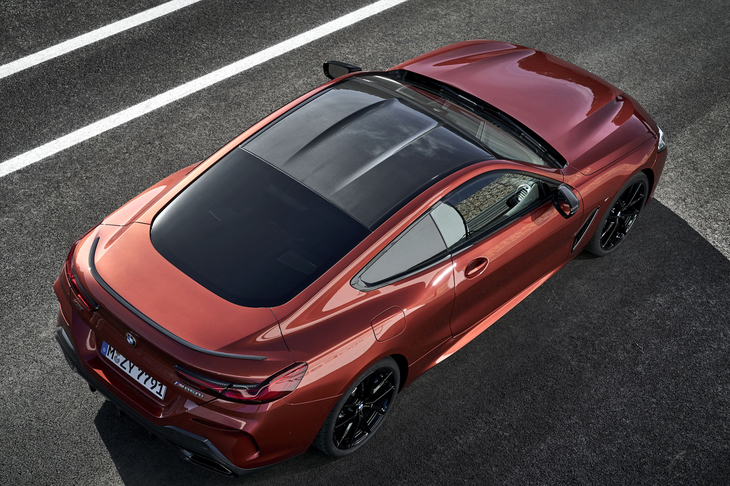 新型「8シリーズ」のルーフは、スポーティーな要素として、往年のレーシンカーに見られた“ダブルバブル”デザインが採用されている。なお、カーボンルーフはオプション扱い。