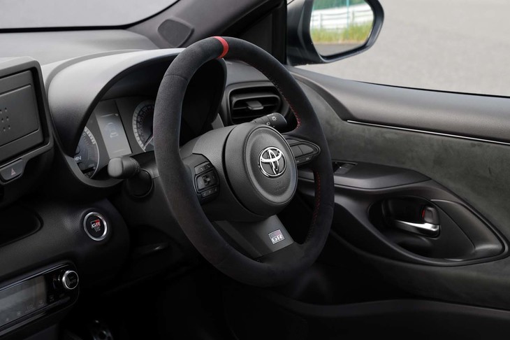 センターを示すマーカーが添えられたスエード調のステアリングホイールが、レーシーなムードを醸し出す。