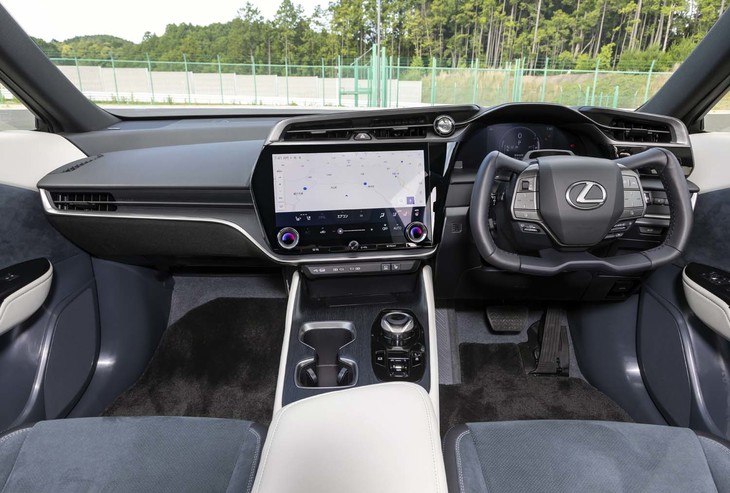 左右非対称なセンターコンソールを持つ「レクサスRZ」のインテリア。ステアリングスイッチとヘッドアップディスプレイを高度に連携させる「Tazuna Concept」が採用されている。