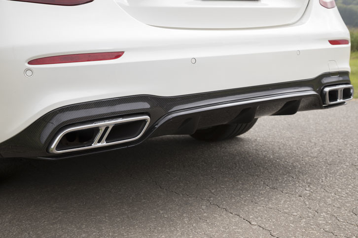 「メルセデスAMG E63 S 4MATIC＋」は、排気管内に3つの連続可変エキゾーストフラップを装備。走行モードの切り替えやボタン操作により、排気の音質を変えられる。
