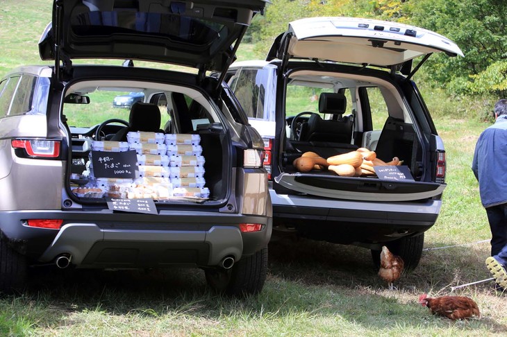 出展社ブースでは新鮮なタマゴが販売されていた。手前の鶏はおとなしく人慣れしており、子供たちのアイドルに。