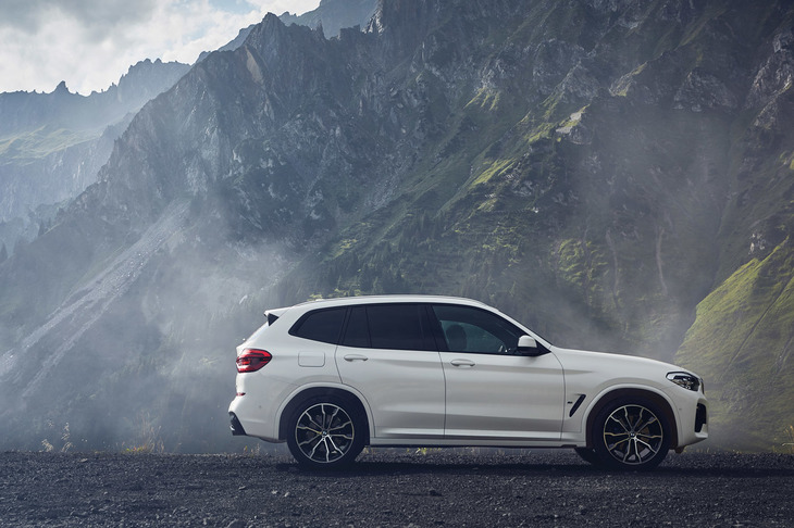 「X3 xDrive30e」のサイドビュー。