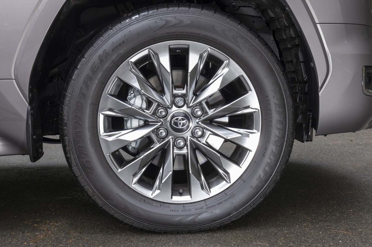 タイヤサイズは265/55の20インチ。ホイールロックは右前のタイヤに装着するのがおすすめだ。