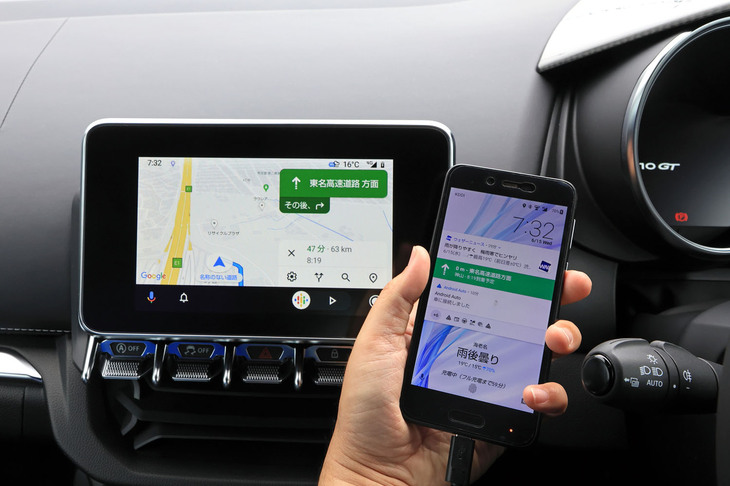 今回のマイナーチェンジでは、コネクティビティ―も大いに改善。新採用のマルチメディアシステムは、Apple CarPlayやAndroid Autoといった携帯端末のミラーリングに対応している。