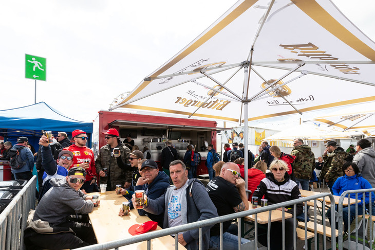 日本では考えられないけど、パドック内ではバーまで営業！ 常にお客さんがいっぱいで、昼間っからみんな飲みまくりです。いや、レース見ろよ（笑）。