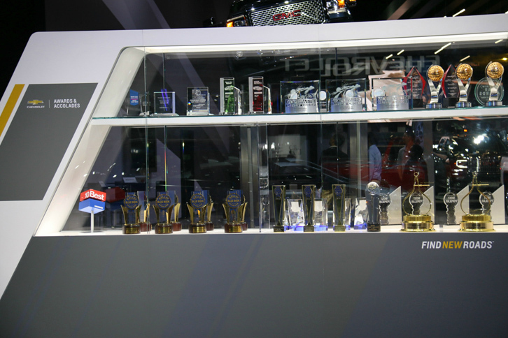 多くのブランドは、現行車種に贈られた賞の象徴たるトロフィーを、にぎにぎしく展示している。これはゼネラルモーターズ（シボレー）。わが道を行くイメージが強い米国企業だが、意外にもプチ権威主義的な志向が？