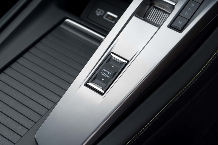 ドライブモードは「エコ」「ノーマル」「スポーツ」の全3種類が設定される。