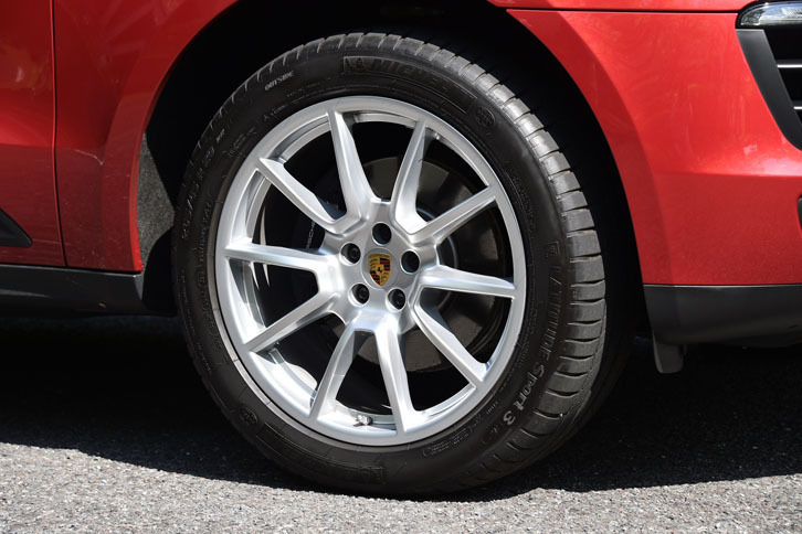 標準のタイヤサイズはフロント235/60R18、リア255/55R18。テスト車はオプションの20インチホイールを装着していたためフロント265/45R20、リア295/40R20となる。