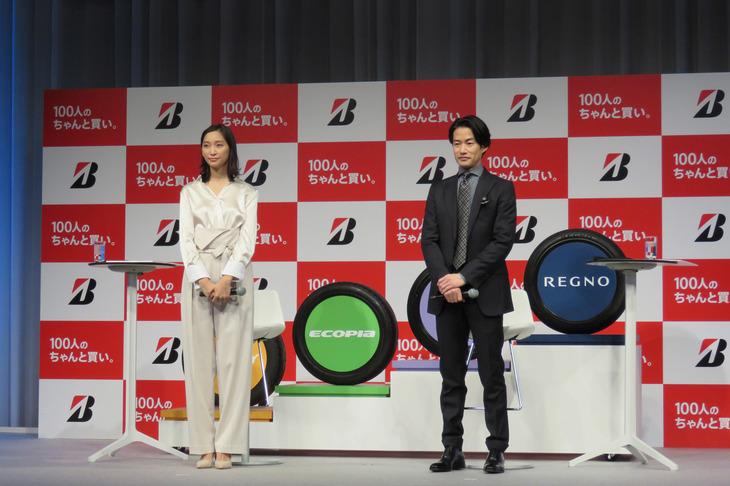 トークショーでは、新プロモーション「100人のちゃんと買い」のCMに出演する、竹野内豊さん（右）と杏さん（左）が登場。