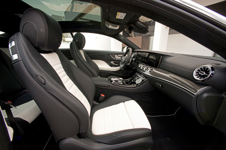 「E400 4MATIC」に装着されていたツートンカラーのレザーシート。前席についても、従来モデルより乗員の頭まわりや肩、ヒジまわりのゆとりが増している。
