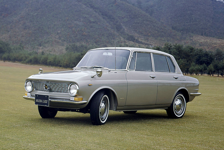 1963年の全日本自動車ショウに出展されたもののプロトタイプのみで終わった「ルーチェ」。世に出たジウジアーロ（名義はベルトーネ）の作では初となる4ドアセダンだった。ボディーサイズは当時の小型タクシー規格（全長4m、全幅1.5m以内）に収まる全長×全幅×全高＝3960×1480×1385mm。パワーユニットは993ccと1484ccの直4 OHVが予定されていた。