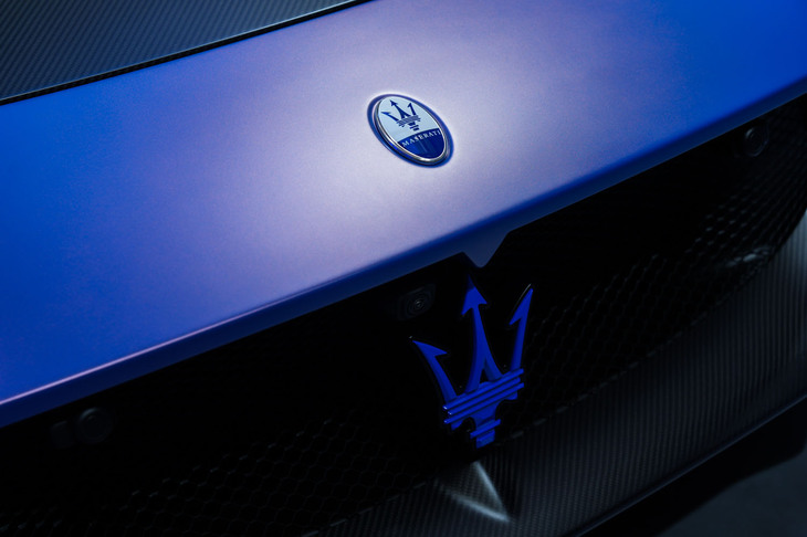 マセラティGT2ストラダーレ（フロントエンブレム）