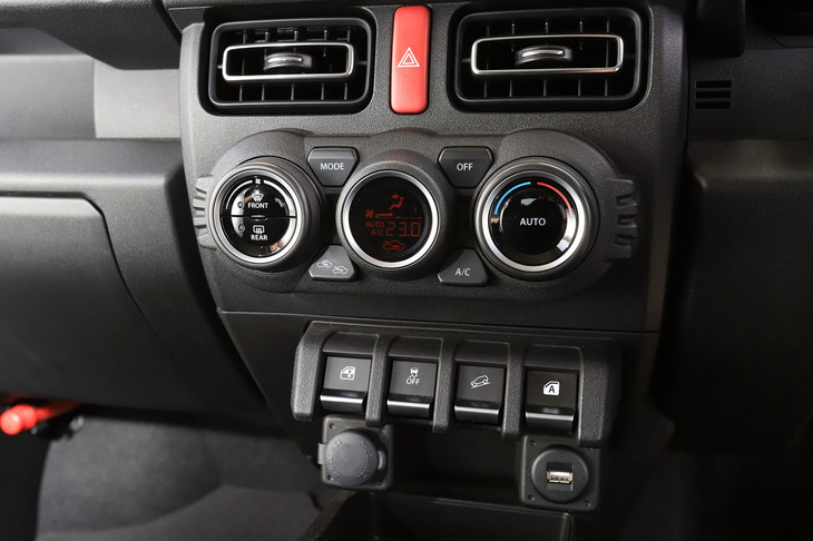 「ジムニー」のセンタークラスター。下段にはヒルディセントコントロールや横滑り防止装置のカットオフなど、悪路走行で用いるスイッチが配されている。