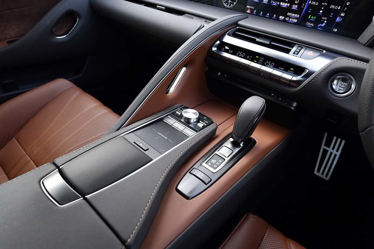 トランスミッションは10段ATのみ。走行モードのセレクターはシフトレバー周辺ではなく、メーターバイザー側面にレイアウトされる。