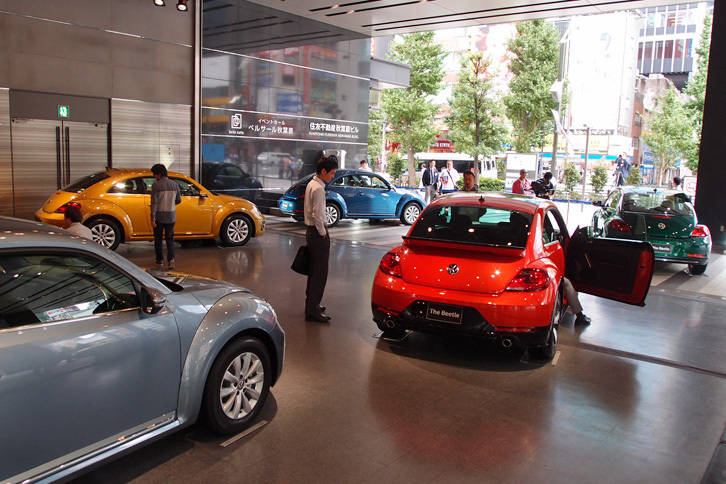 マイナーチェンジされた「フォルクスワーゲン・ザ・ビートル」の発表会は、東京・秋葉原で開催された。会場には8色のザ・ビートルが並べられた。