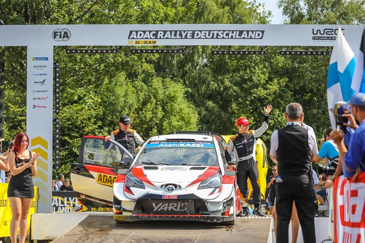 総合10位で完走。ポディウムに戻ってきた勝田貴元／ダニエル・バリット組。最終ステージに設定されたパワーステージを撮影し、彼らのフィニッシュに間に合うように戻るのは大変でした。速度無制限区間が多くてなんとか間に合ったけど、最後は駐車場から数百メートルを全力疾走……。