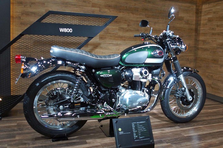 「W800」のボディーカラーは写真のメタリックダークグリーンのみ。価格は「W800ストリート」比で8万8000円高の110万円となっている。