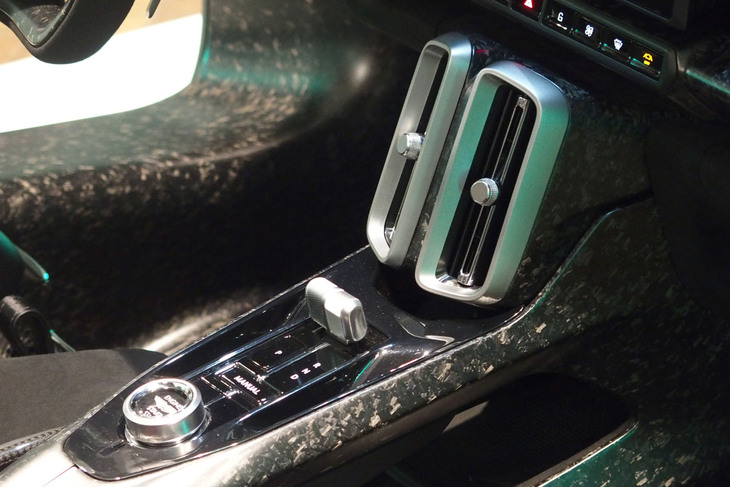 アストンマーティン・ヴァルハラ（センターコンソール）