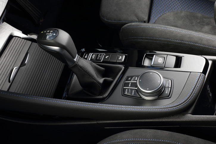 トランスミッションは8段AT。シフトセレクターは一般的なレバー式で、インフォテインメントシステムのコントローラーや走行モード切り替え機構のスイッチなどともに、センターコンソールに配置される。