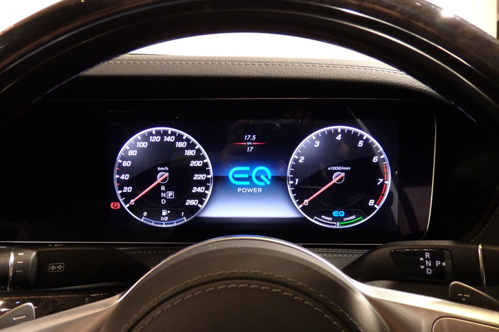 「S450」のメーターパネル。