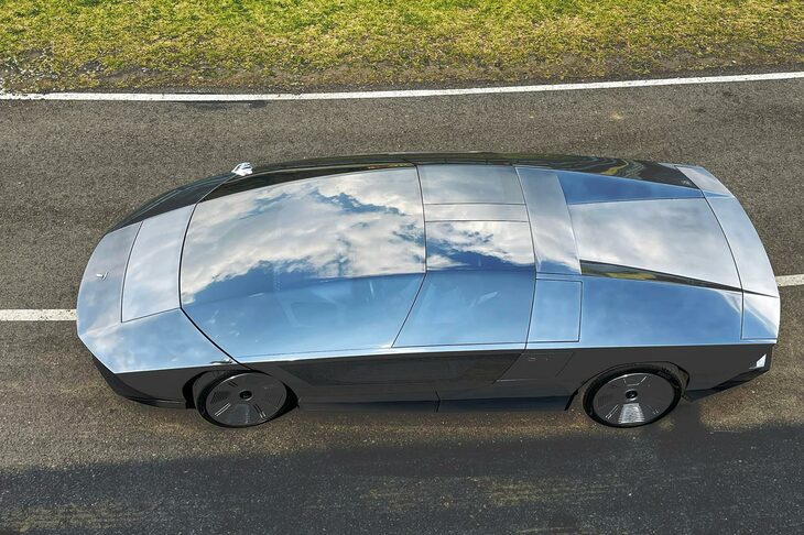 ルーフラインは「マセラティ・ブーメラン」が鋭い直線だったのに対して、弧を描いているのがわかる。後端もブーメランはコーダトロンカ形状が強調されていたが、「ペラルタS」はリアオーバーハングが視覚的にも長い。