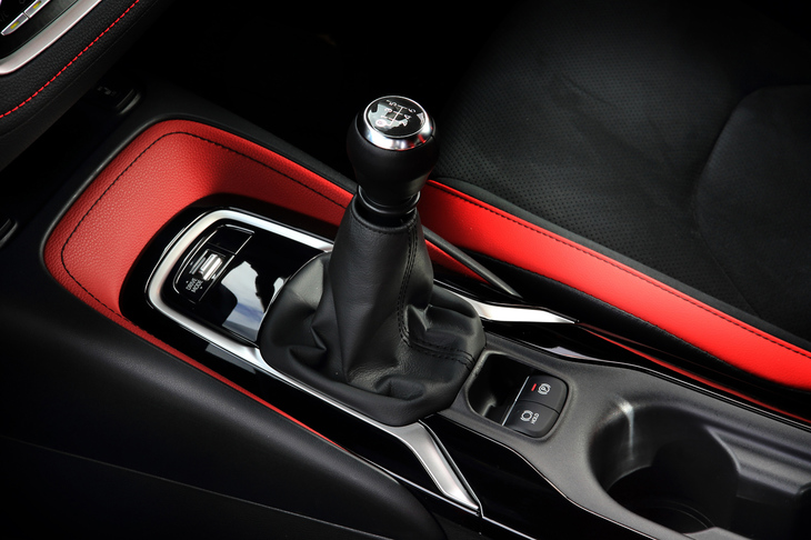 「iMT」にはスタート時のエンストを防ぐためにエンジン出力を自動調整する発進アシスト機能や、変速時に自動でエンジンの回転数を合わせるレブマッチ機能が搭載されている。