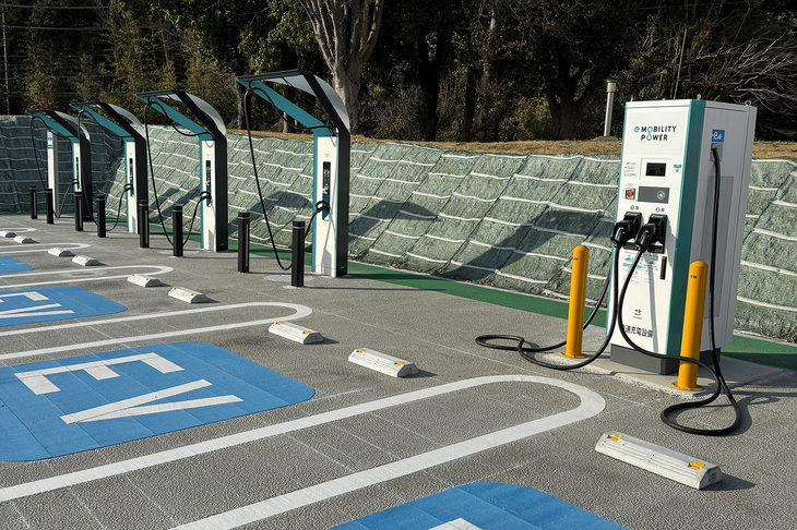 常磐道・守谷SA（下り）の急速充電器は6口。最大出力は90kWで。複数台が一度に接続すると出力が下がる。