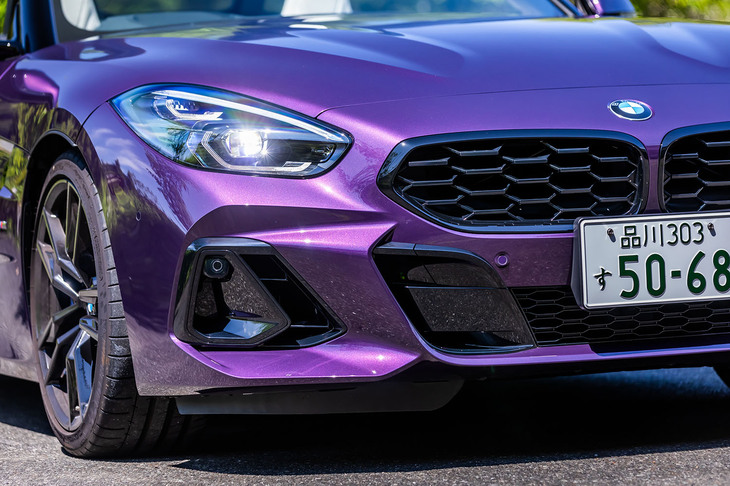 ヘッドランプがブラック化され、BMWデザインの象徴であるキドニーグリルの内部も水平基調の新意匠でリニューアル。バンパー左右に備わるエアインテークのインナーパネルも新形状に変更されている。