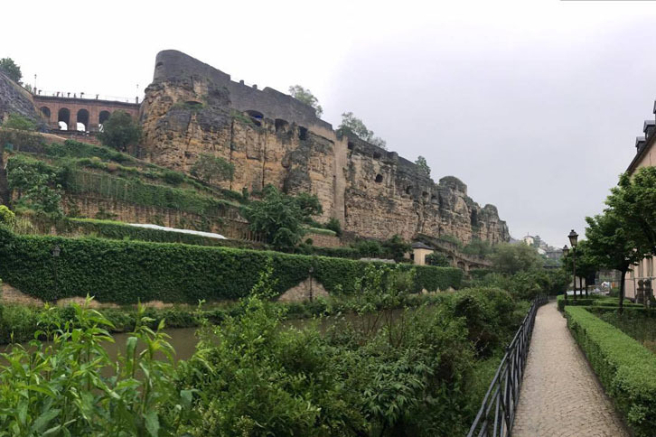 要塞と、アルゼット川に沿って伸びる谷底のプロムナード。（写真＝サッシャ）