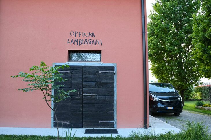 少年時代のフェルッチョが、日々工作にいそしんでいた工房。扉も当時のものである。