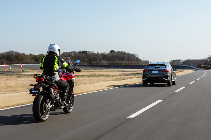 バイクの世界では、ドゥカティが「ムルティストラーダ」の2021年モデルにADASを初採用。今日ではBMWやカワサキ、ヤマハなどでも実用化が進んでいる。（写真：山本佳吾）