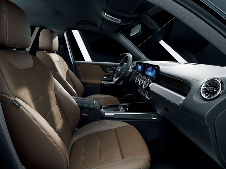 「GLB200d 4MATICエディションブラックスターズ」のシートはレザーARTICO／MICROCUT（バヒアブラウン／ブラック）で仕立てられる。