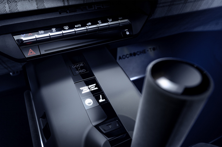 センターコンソールには1980台の台数限定モデルであることを示すシリアルプレートが備わる。その生産予定台数は、元祖「5ターボ」のデビュー年にちなんだものとなる。