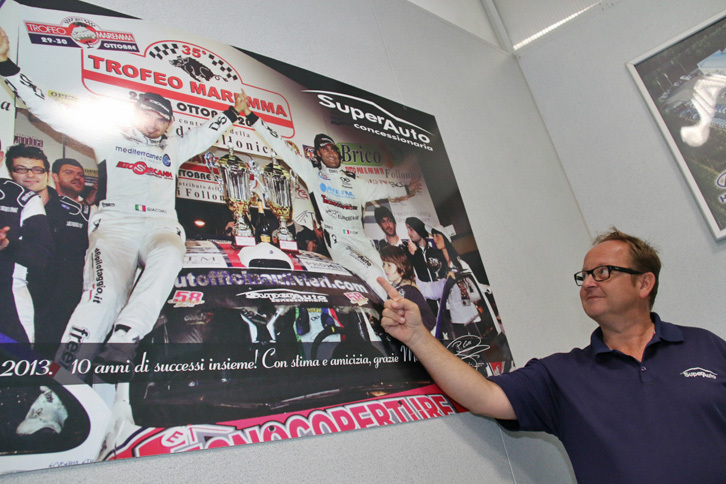 スーペルアウトにて。「地元イベントのスポンサーを積極的に買ってでるのも、販促活動の一環」と熱く説明するシモーネ・カザリーニ氏。