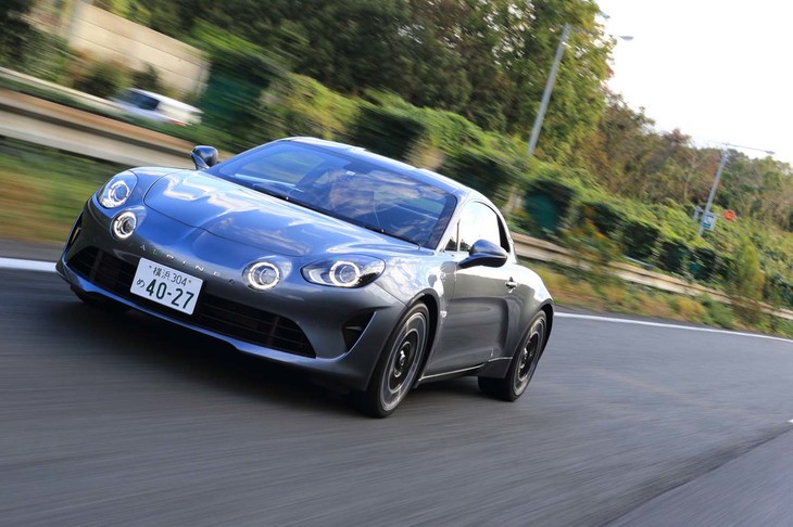 パワーユニットは「ルノー・メガーヌR.S.」と基本を同じくする1.8リッター直4ターボ。「A110」用に独自のチューニングが施されている。