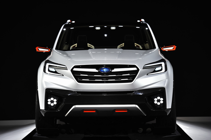 横長のグリルにコの字形のヘッドランプ、さらにその外側に張り出したフェンダー……。「ヴィジヴ フューチャーコンセプト」のデザインは、かなり車幅を要する構成となっていた。