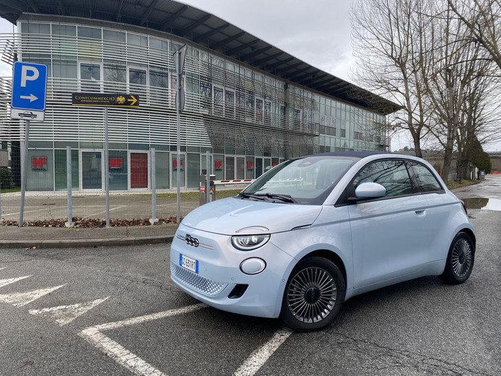 新型「フィアット500カブリオ」。シエナで2020年1月に撮影。