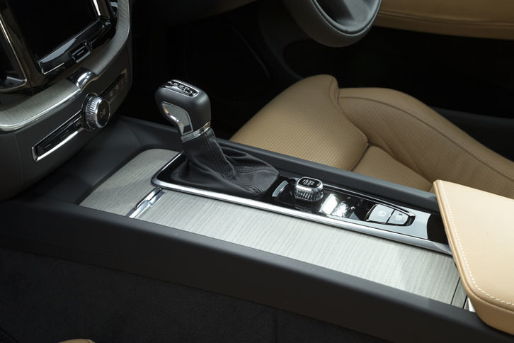 新世代のボルボでは、物理的なスイッチやボタン類を最小限としたインテリアデザインが採用されている。写真はセンターコンソールのシフトレバー周辺部。