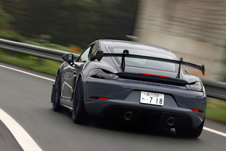 ボディーについてはボンネットやフロントフェンダーなどを炭素繊維強化樹脂（CFRP）とすることで軽量化を追求している。