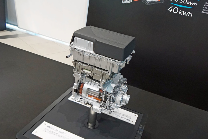 モーターとインバーターからなる「リーフe＋」のパワーユニット。発表会場で、開発者の方は「e＋では、モーターの持つ能力をいっぱいいっぱいのところまで使っています」と説明してくれた。