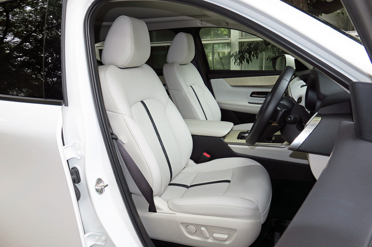 最近のマツダ車の例にもれず、運転環境は優秀で、自然なドライビングポジションがとれる。「25S Sパッケージ」と「XD」を除き、運転席にはメモリー機能付きの電動調整機構が装備される。