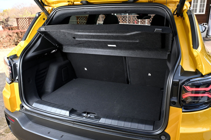 荷室容量は325リッターと、BEVの355リッターよりやや縮小（いずれも欧州仕様）。挟み込み防止機能付きのハンズフリー電動テールゲートが標準で装備される。