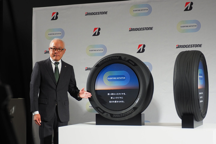 ブリヂストンの材料開発統括部門長 大月正珠氏と「エバータイヤイニシアチブ」のコンセプトタイヤ。