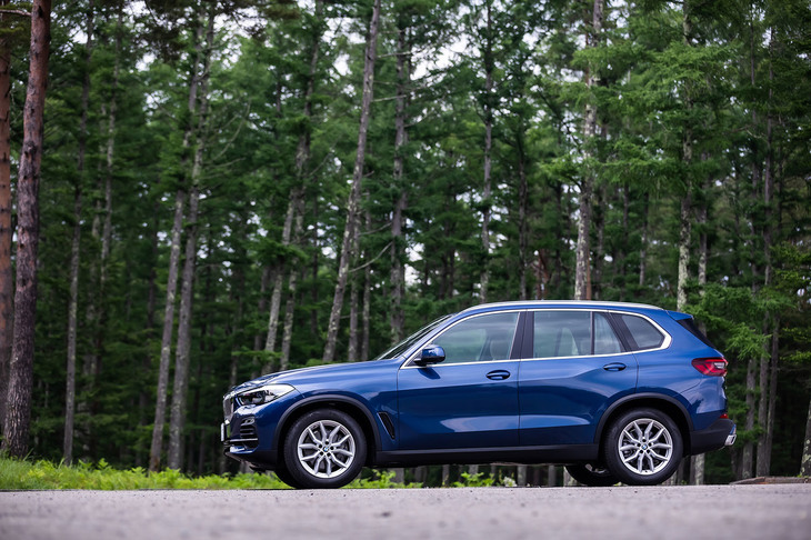 「X5 xDrive35d」のサイドビュー。ボディーサイズは全長×全幅×全高＝4935×2005×1770mm、ホイールベースは2975mm。